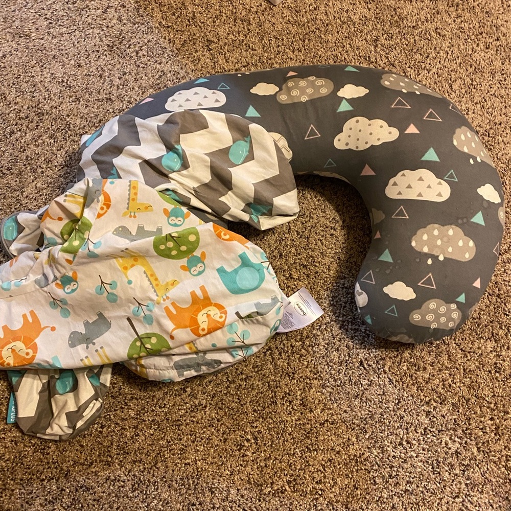Boppy pillow with 2 extra covers